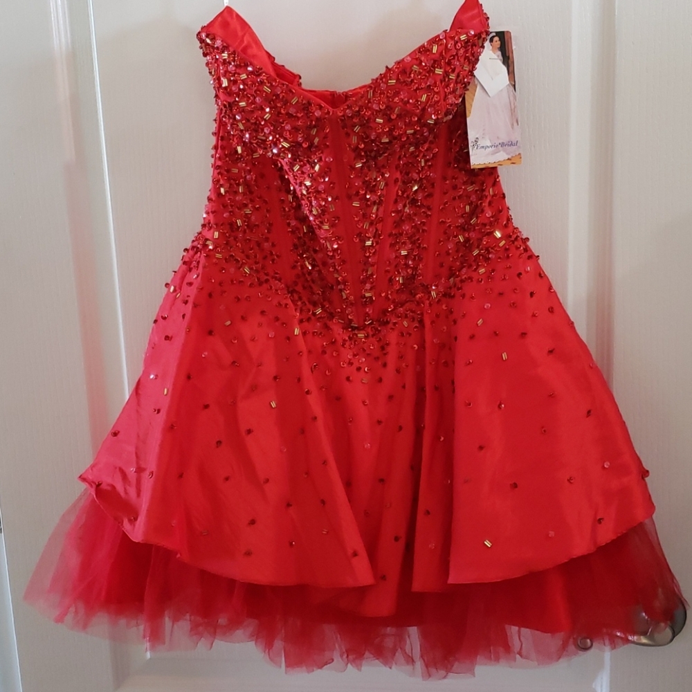 Beautful red dress - Picture 2 of 8